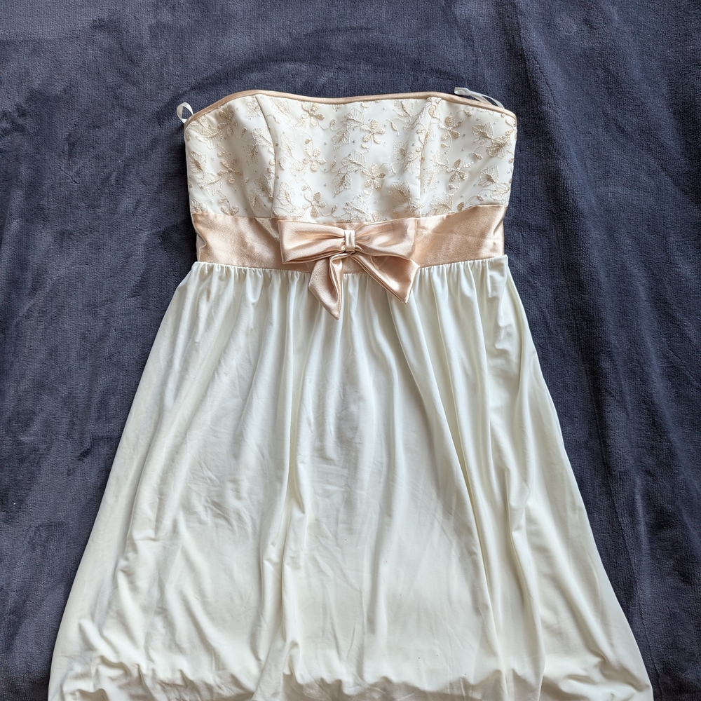 Elegant Strapless Dress with Bow